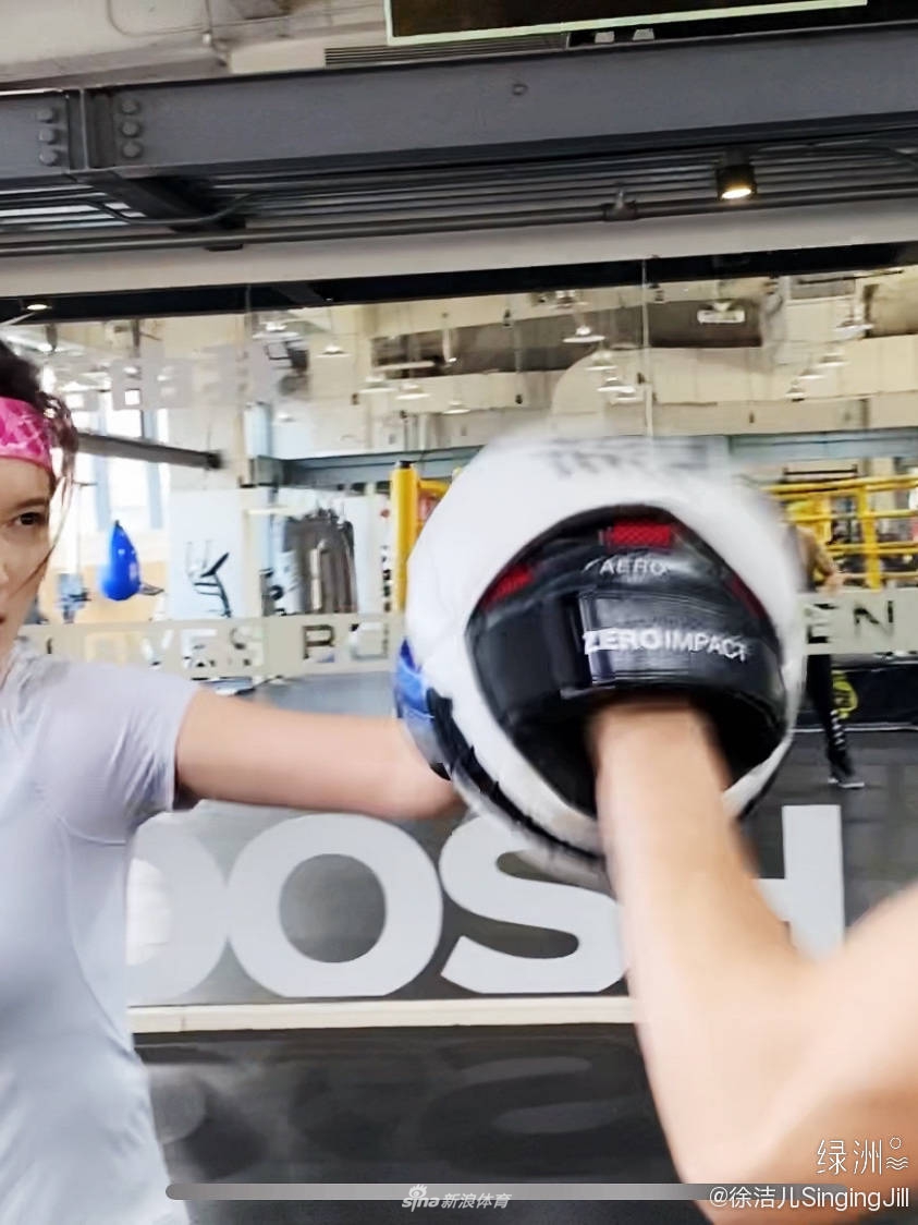 美女演员徐洁儿颠覆形象 与姐妹一起练拳击