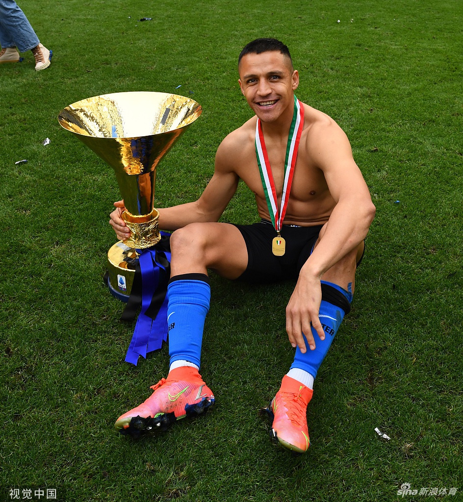 荣耀时刻！国米时隔11年再捧意甲冠军奖杯