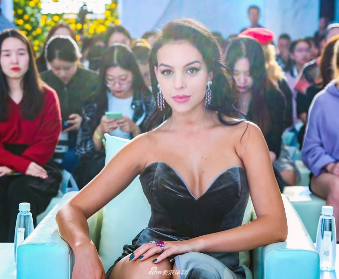 C罗女友乔治娜现身上海赚外快 长裙开叉到大腿根