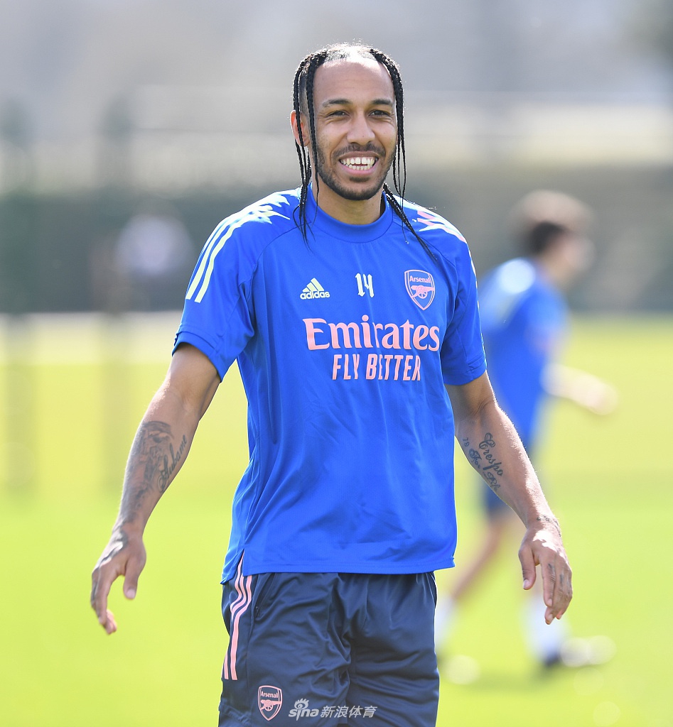 阿森纳训练备战 奥巴梅扬新发型亮眼