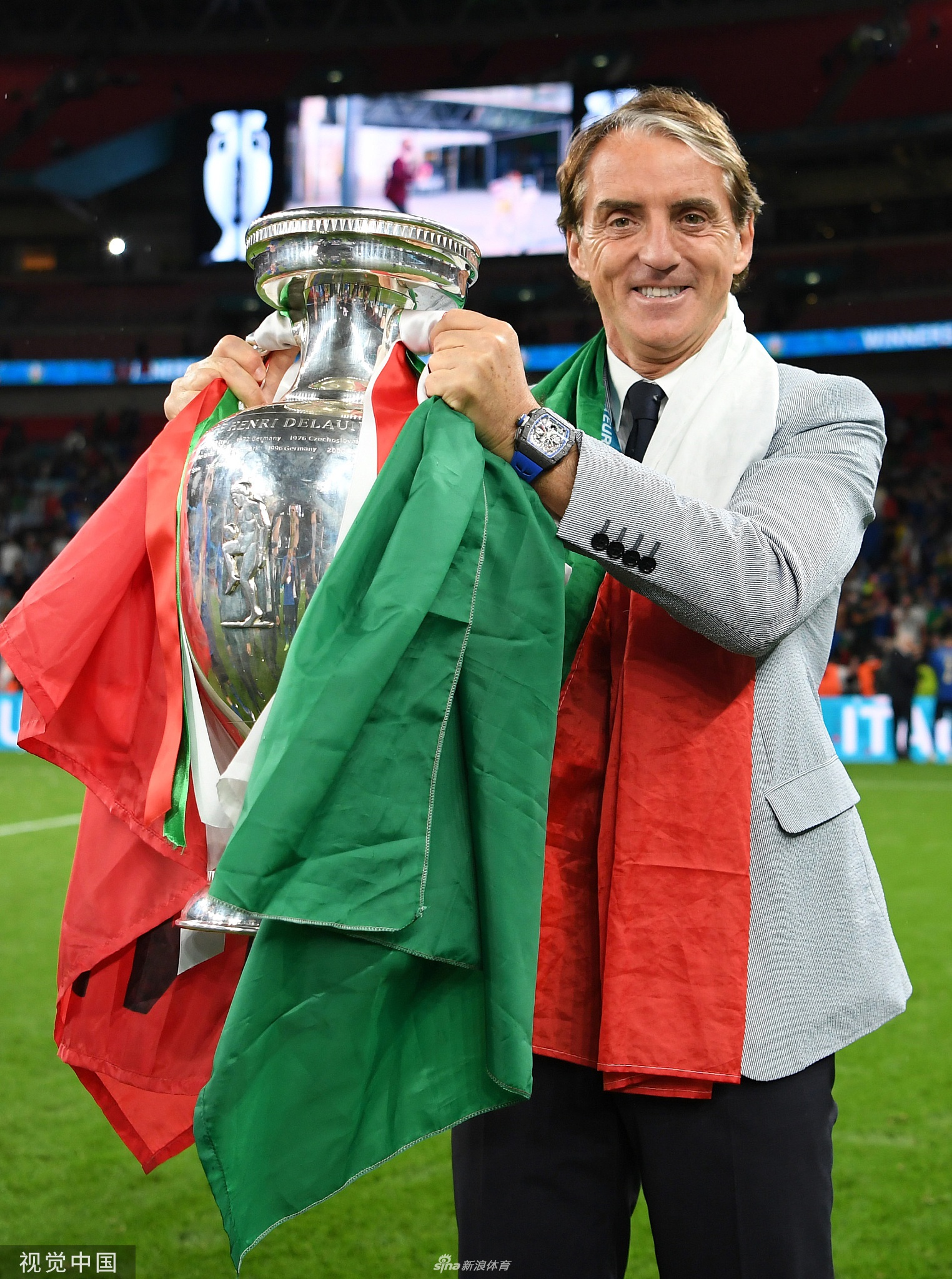 欧洲杯冠军颁奖仪式！意大利队庆祝夺冠