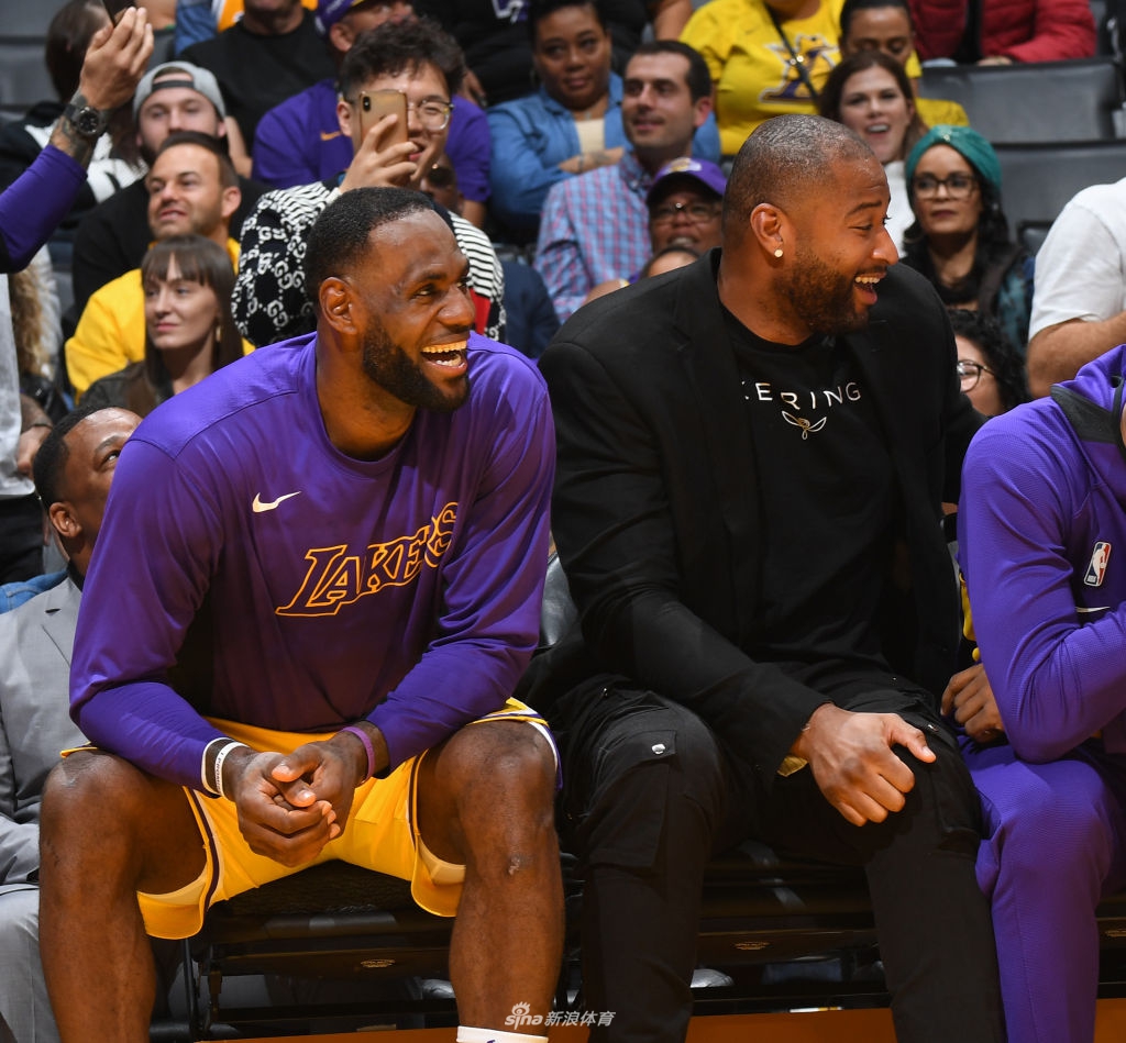 詹姆斯场下笑开花