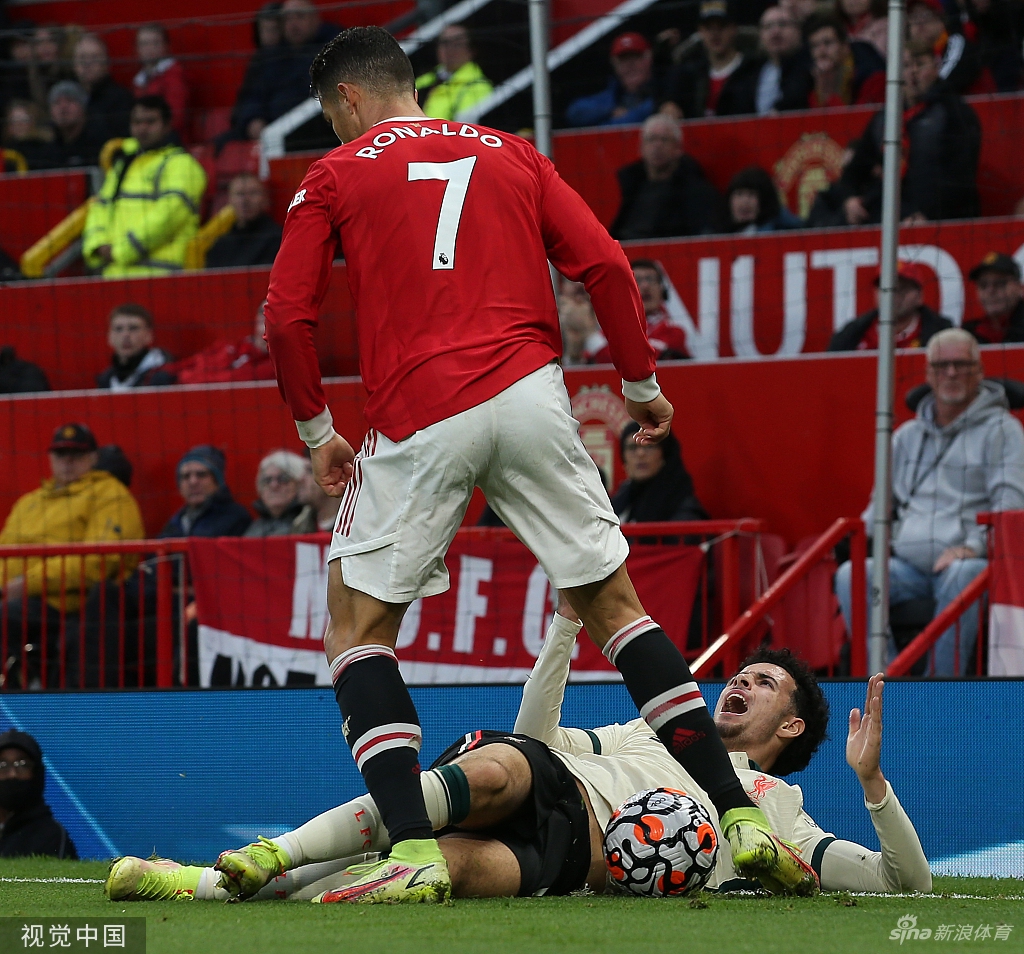 失去理智!C罗三脚踢人泄愤吃黄牌