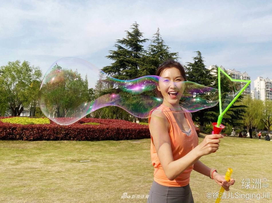 美女演员徐洁儿颠覆形象 与姐妹一起练拳击