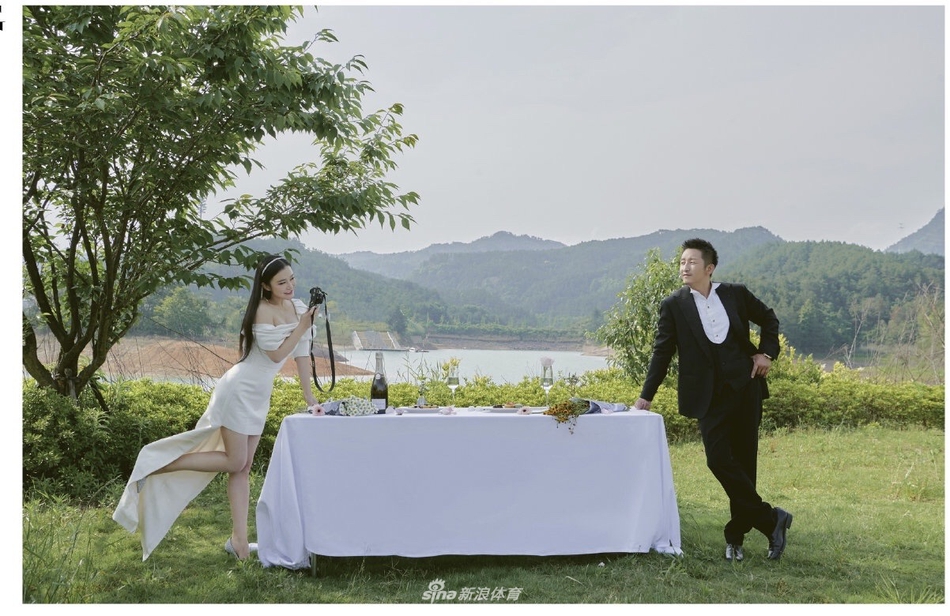 邹市明一家四口合照 与娇妻冉莹颖手拉手秀恩爱