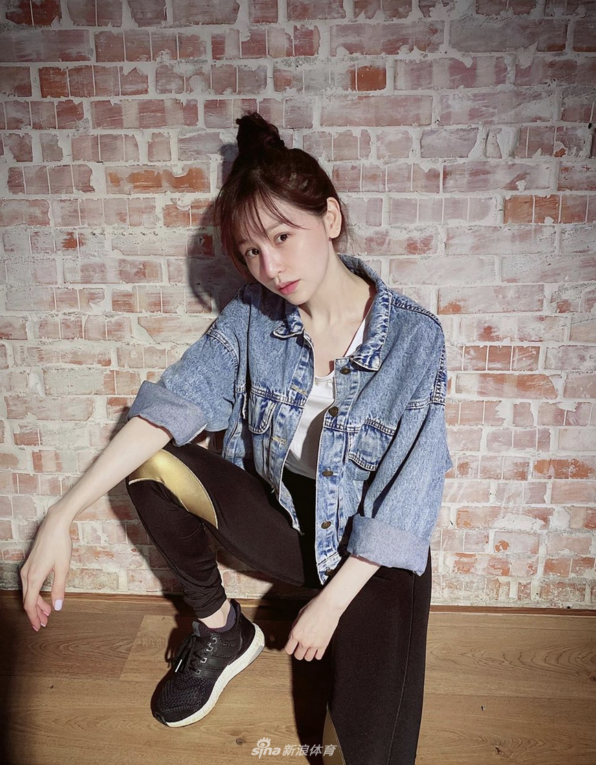 杨丞琳晒健身照面色红润秀纤腰 运动后素颜状态佳