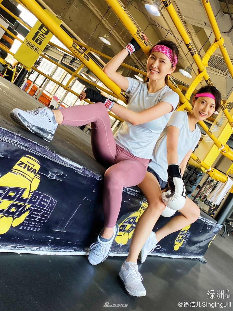 美女演员徐洁儿颠覆形象 与姐妹一起练拳击