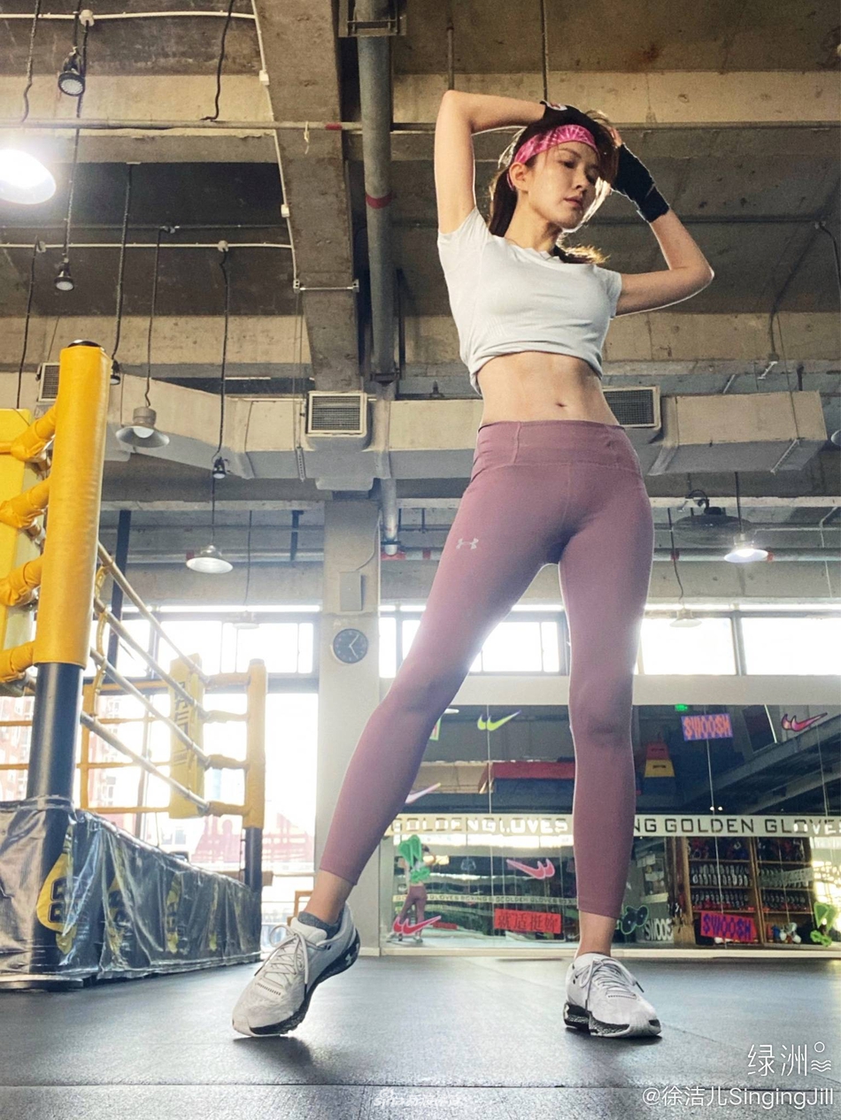 美女演员徐洁儿颠覆形象 与姐妹一起练拳击
