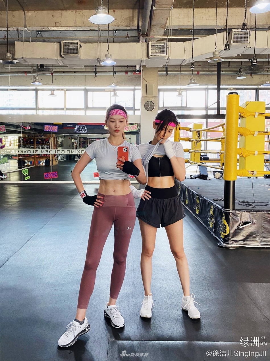 美女演员徐洁儿颠覆形象 与姐妹一起练拳击