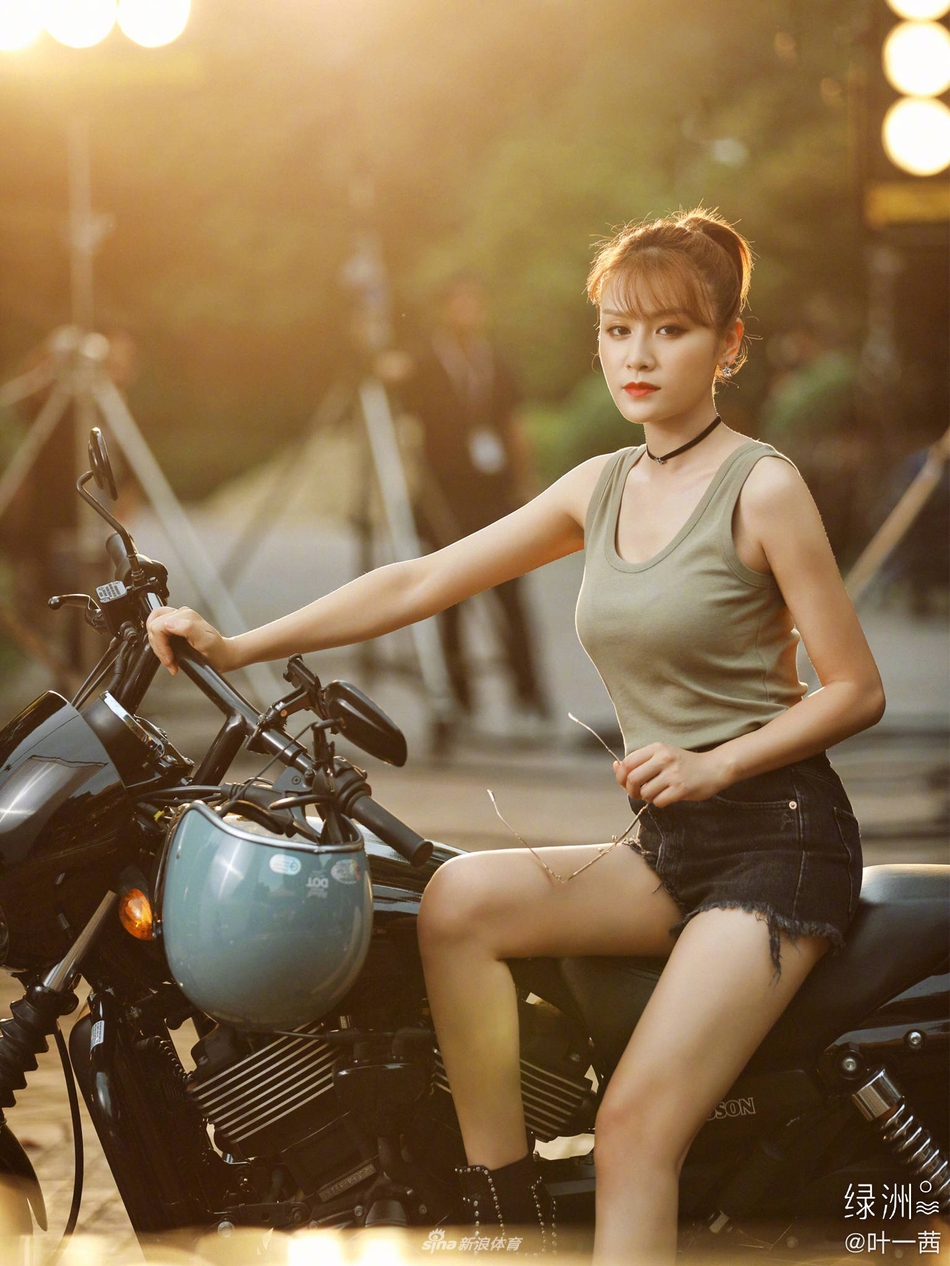 田亮美妻叶一茜碎花裙造型复古 戴金色发卡青春可爱