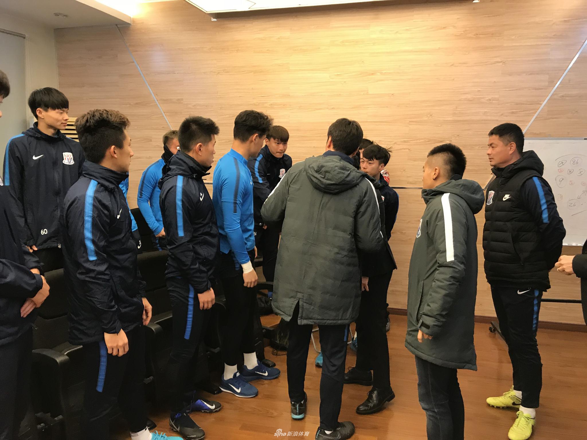 申花新帅弗洛雷斯与全体队员会面