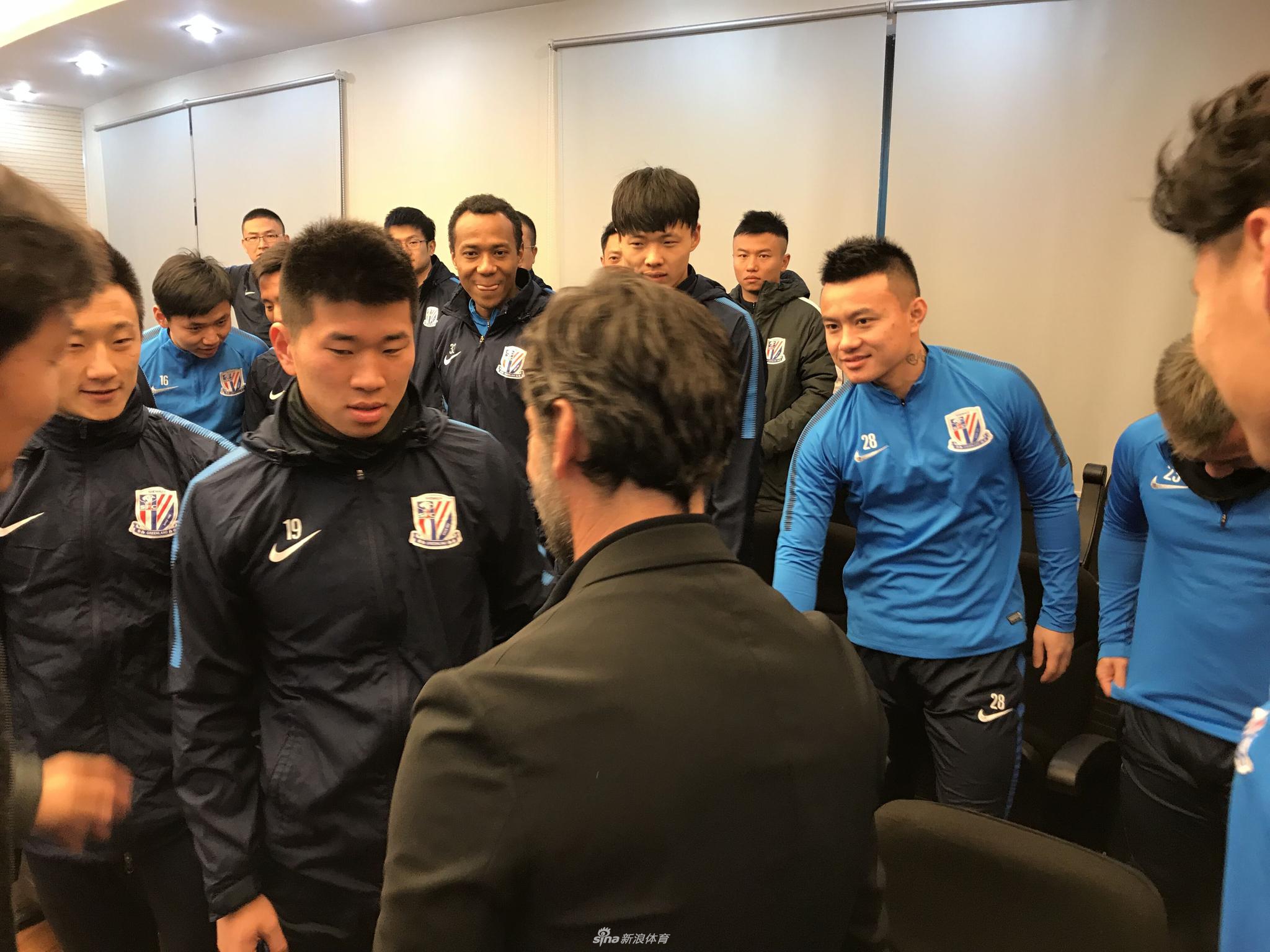申花新帅弗洛雷斯与全体队员会面