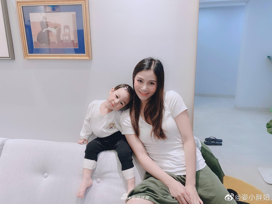 跳水女神何姿晒邹凯与女儿搞怪萌照 新发型抢镜