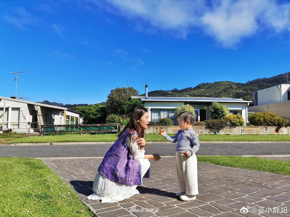 何姿携女儿小盒子向你说早安