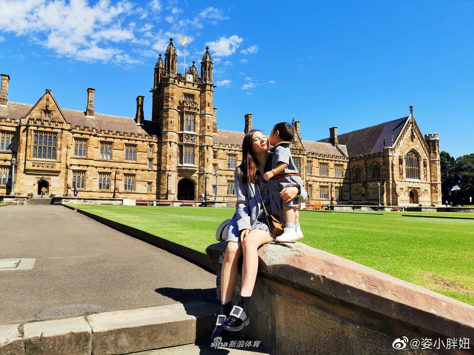 何姿携女儿小盒子向你说早安