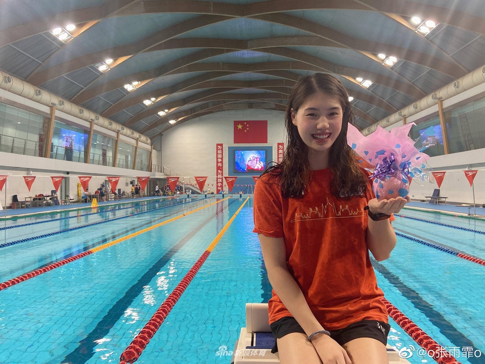 游泳女神张雨霏似邻家女孩 亲切乖巧