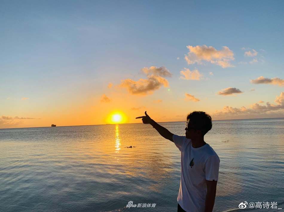 高诗岩变身搬砖工人养家糊口 向劳动人民致敬