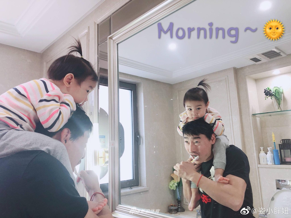 跳水女神何姿晒邹凯与女儿搞怪萌照 新发型抢镜