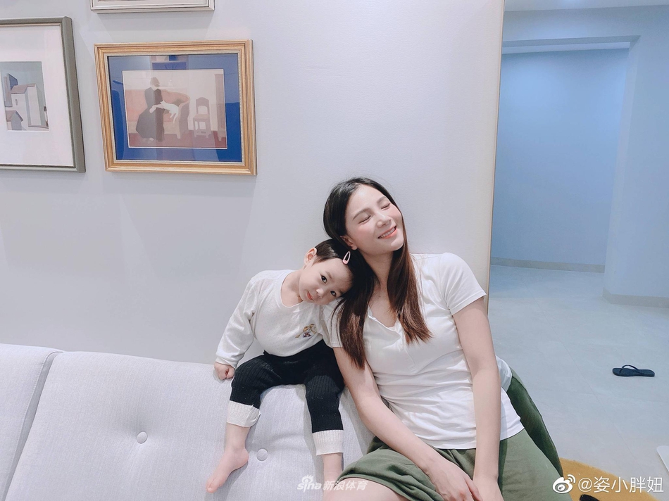 跳水女神何姿晒邹凯与女儿搞怪萌照 新发型抢镜