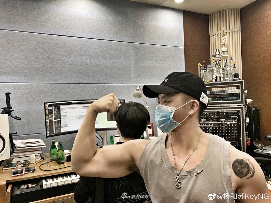 说唱冠军杨和苏秀发达肌肉 打卡46天练成