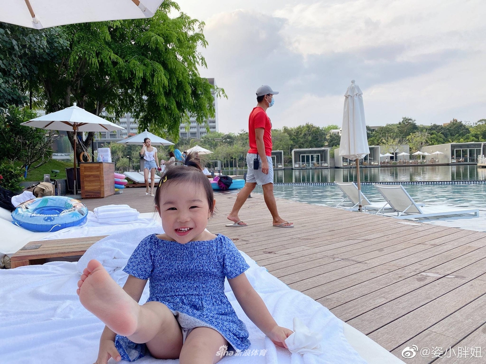 何姿与女儿周末农场野餐 小盒子堵嘴超可爱