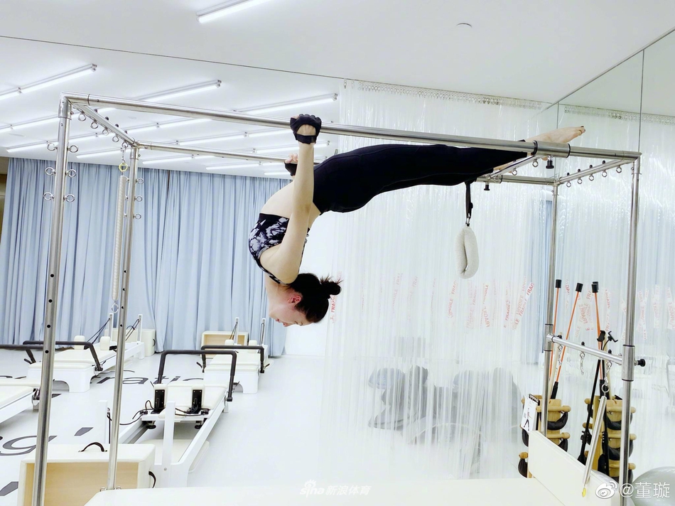 董璇晒健身照身材吸睛 大秀空中一字马柔韧度好