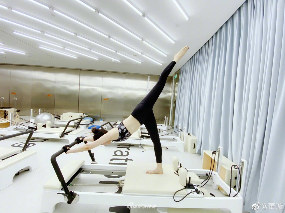 董璇晒健身照身材吸睛 大秀空中一字马柔韧度好