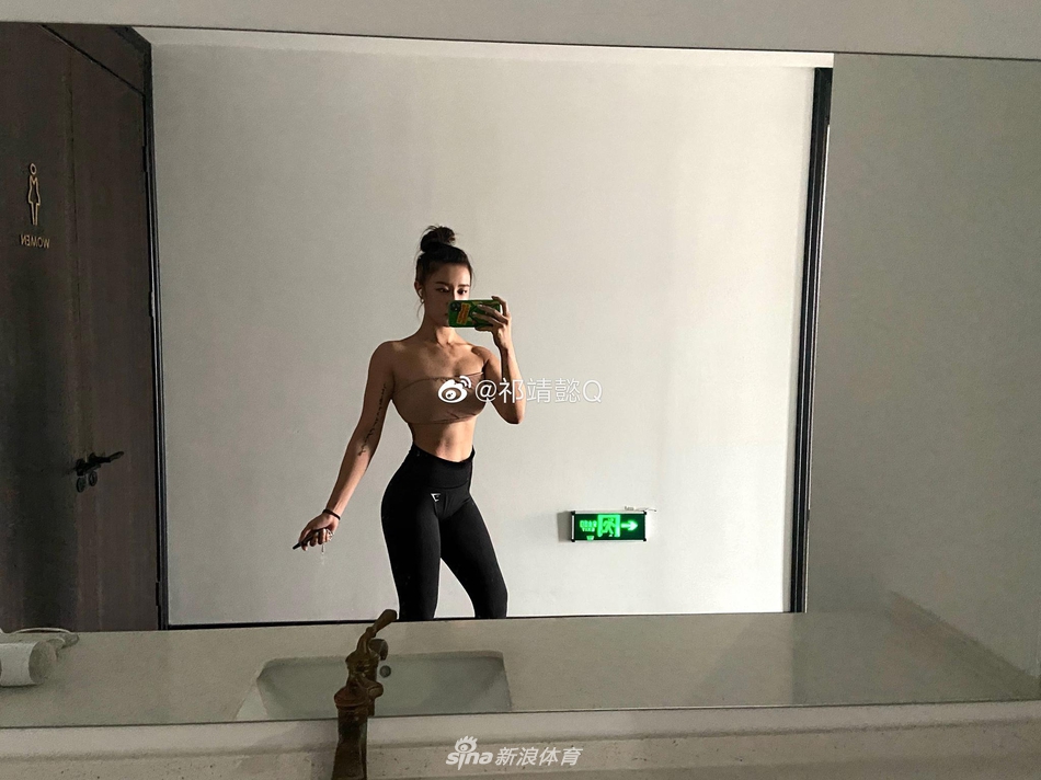 撸铁美女酷爱运动晒健身美拍 这身材什么水平