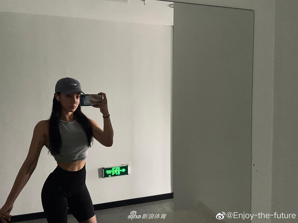 撸铁美女酷爱运动晒健身美拍 这身材什么水平