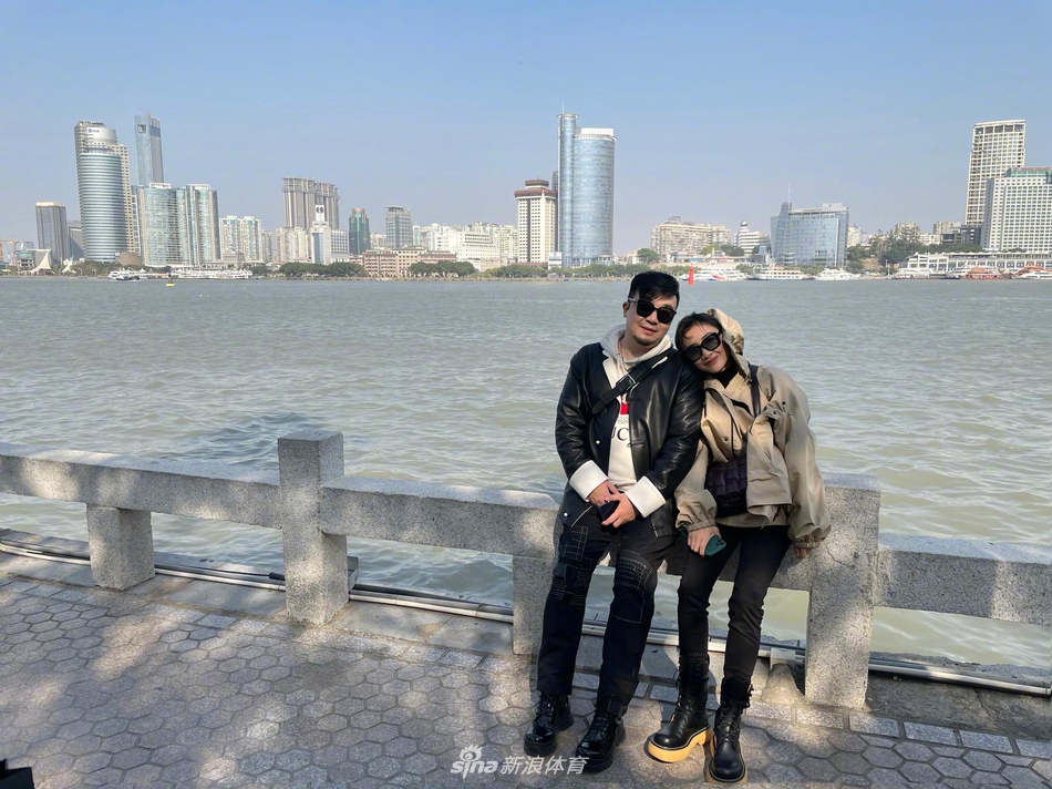 何雯娜体验老公工作晒登山美拍