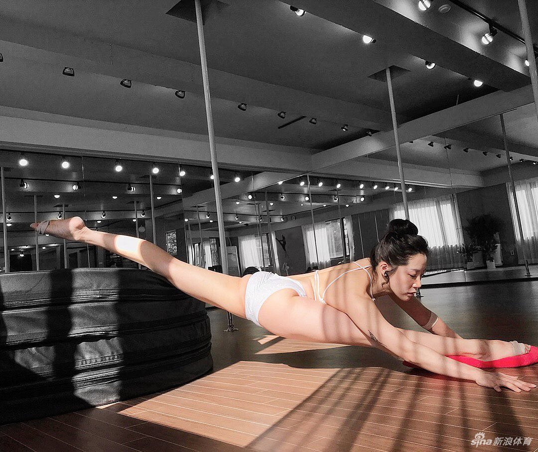 专业健美操运动员的日常 一字马长腿实在太美