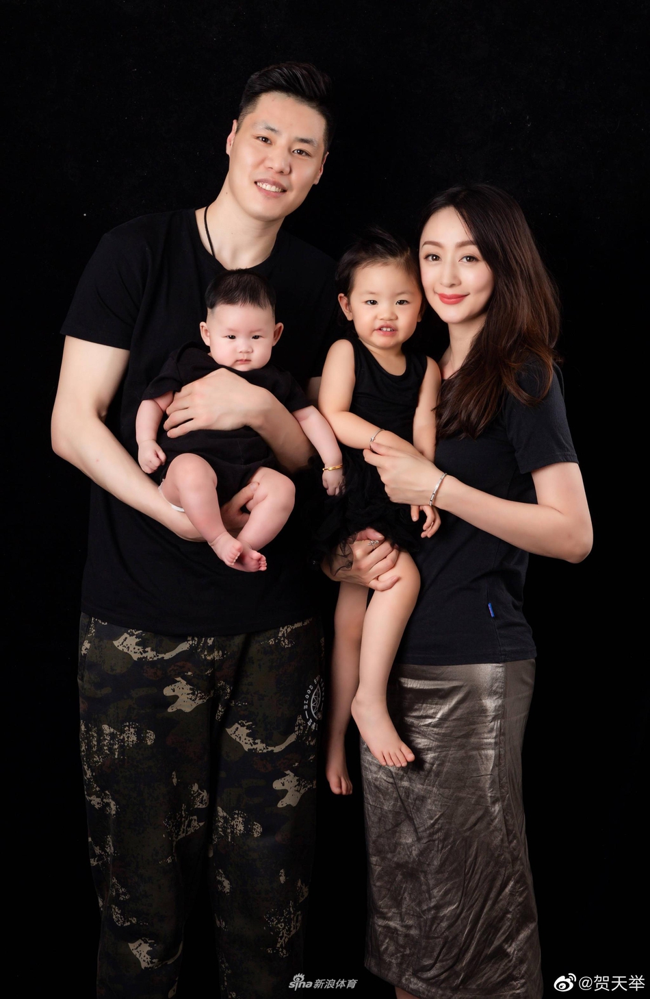 贺天举陪娃补过儿童节 一家四口温馨幸福