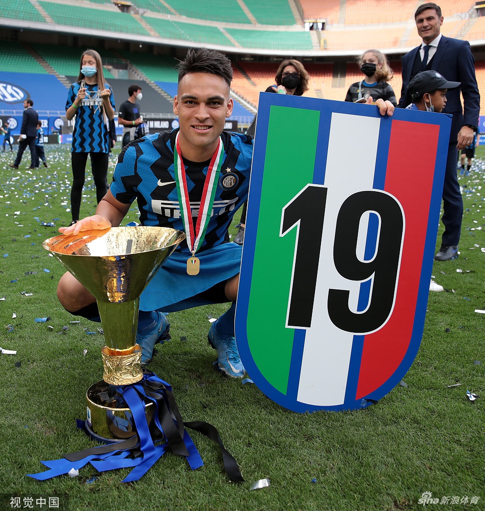 荣耀时刻！国米时隔11年再捧意甲冠军奖杯