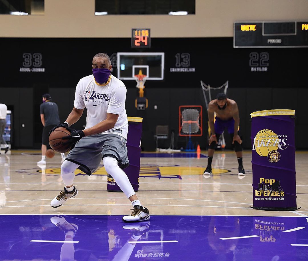 湖人队内训练詹姆斯戴口罩光膀子 JR现身眼中都是渴望