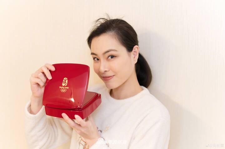 吴敏霞晒“高考准考证”为考生加油