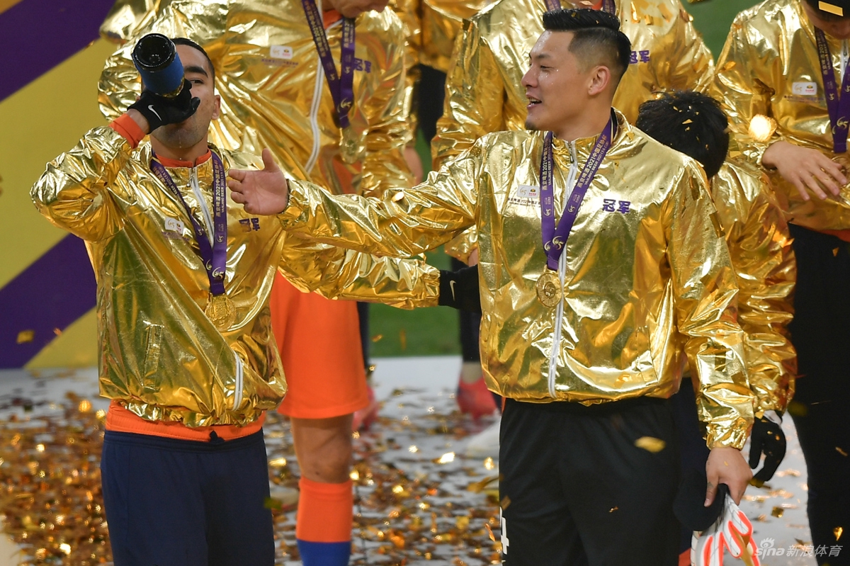 双冠王的狂欢！山东泰山庆祝足协杯夺冠