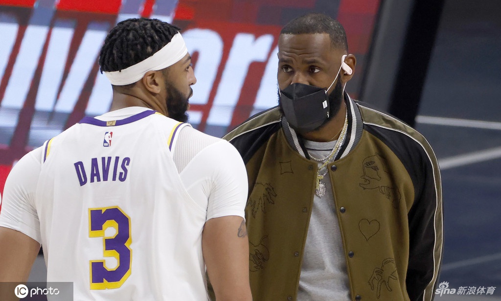 [NBA]湖人93-108独行侠 詹姆斯坐看输球脸色差