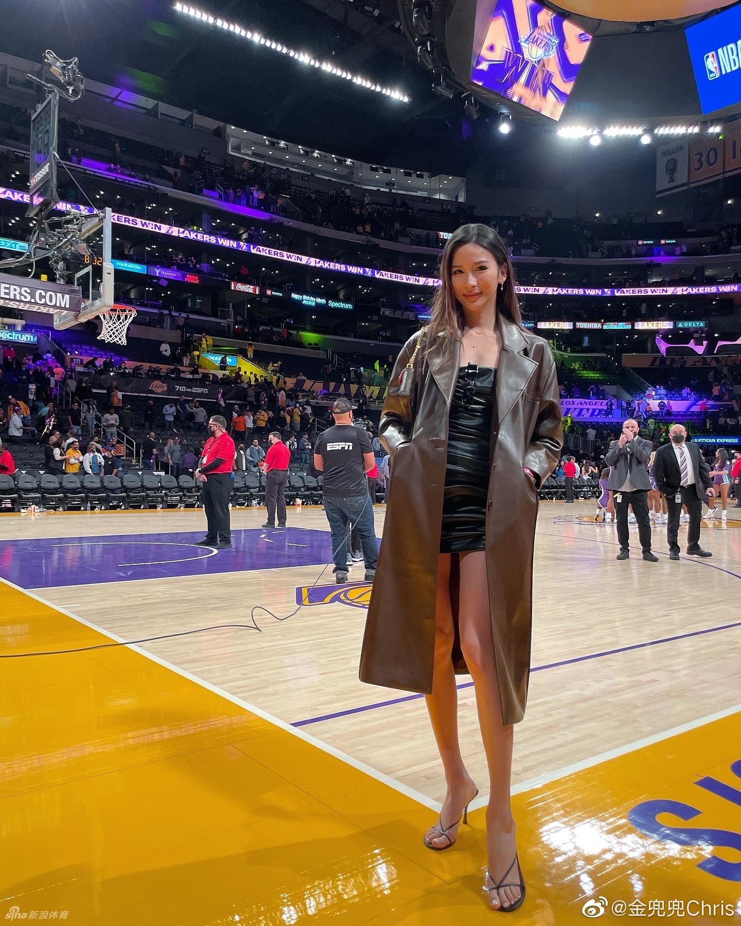 火辣华裔女球迷惊艳湖人场边 她在詹皇身边看球
