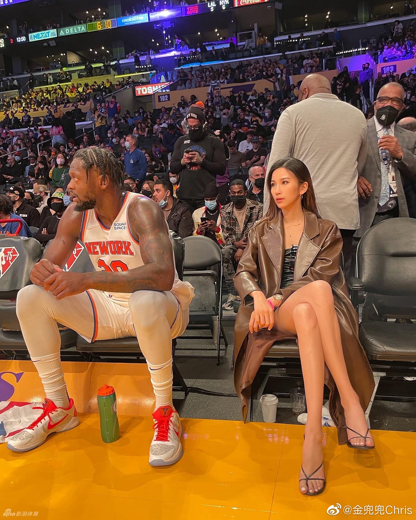 火辣华裔女球迷惊艳湖人场边 她在詹皇身边看球