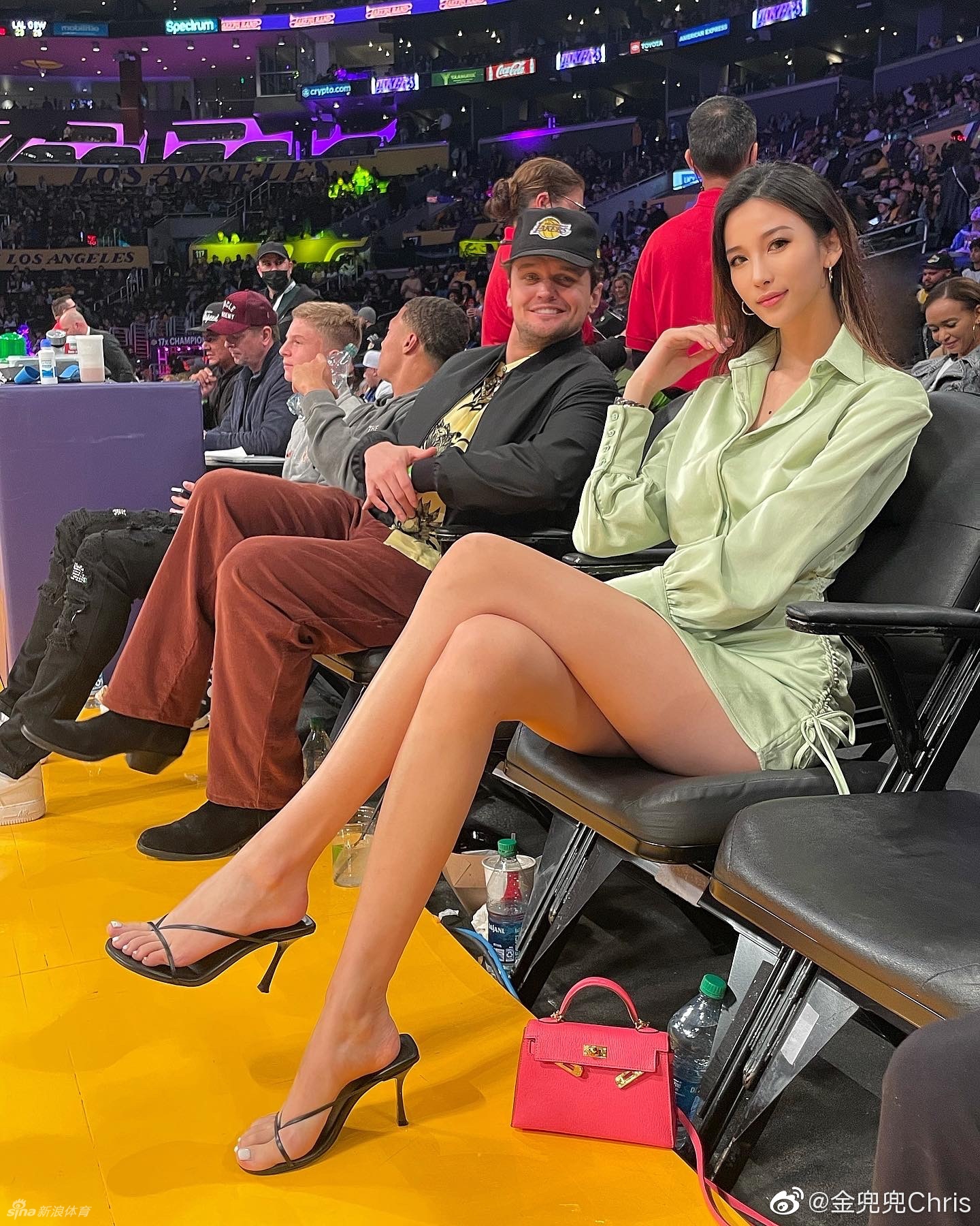火辣华裔女球迷惊艳湖人场边 她在詹皇身边看球