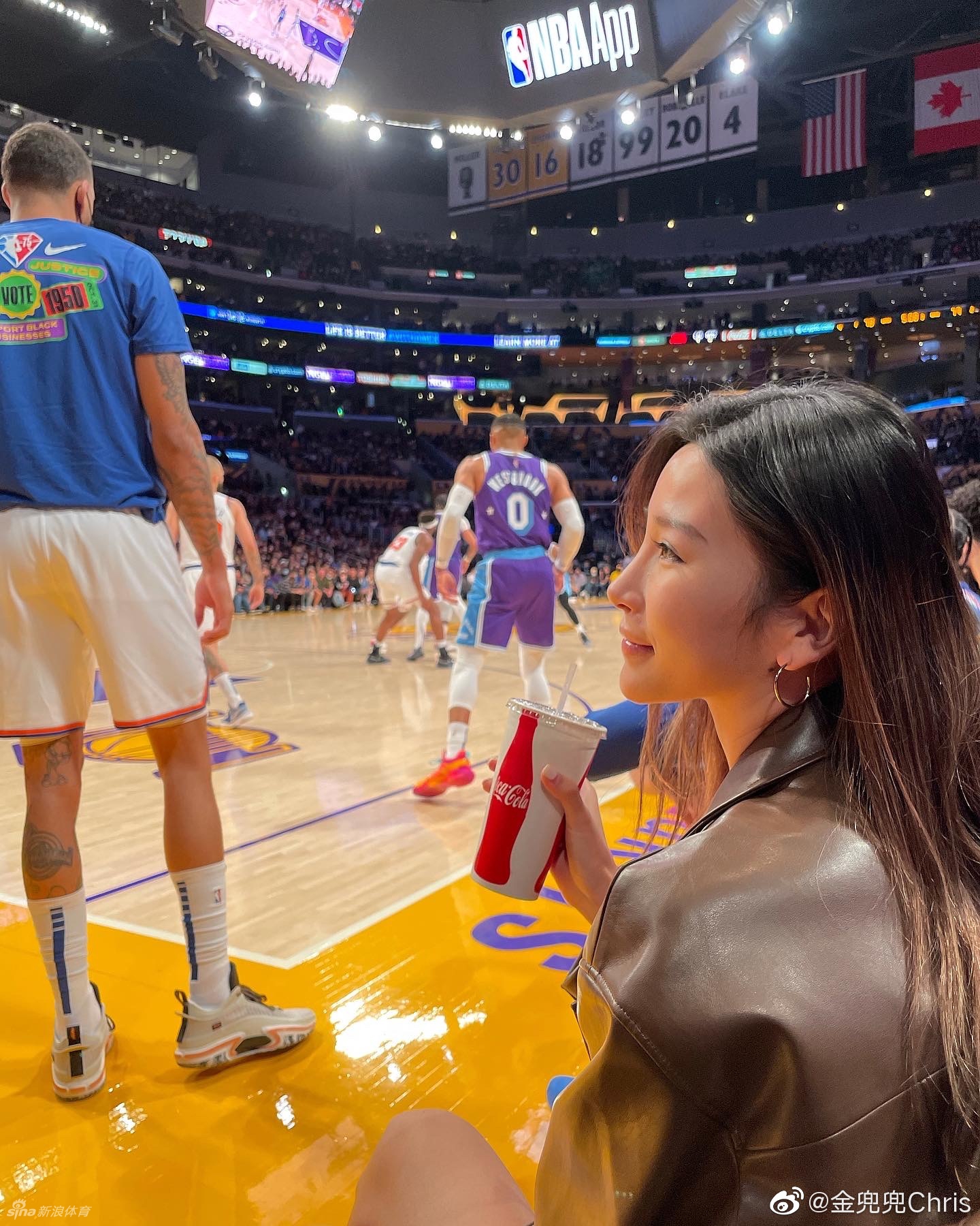 火辣华裔女球迷惊艳湖人场边 她在詹皇身边看球