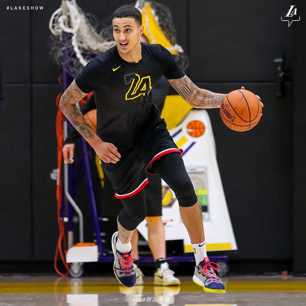 库兹马带球狂奔