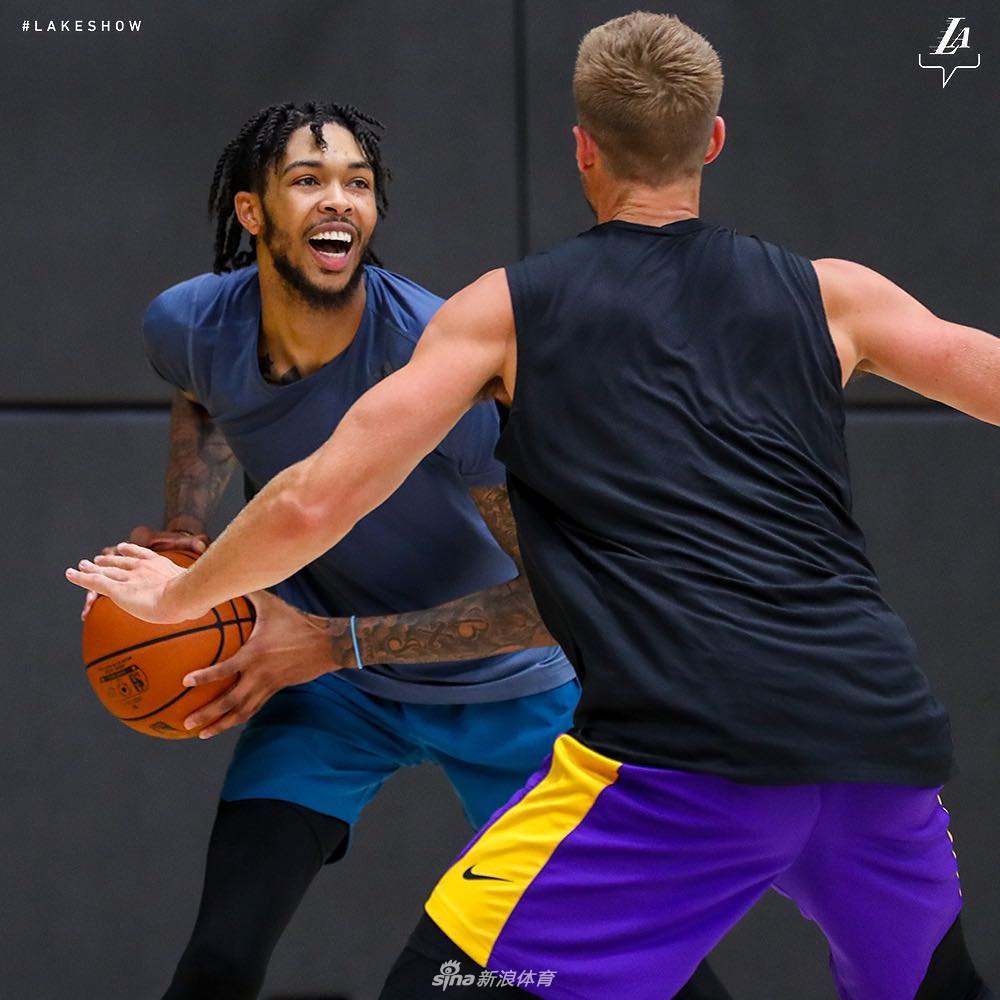 英格拉姆神色轻松