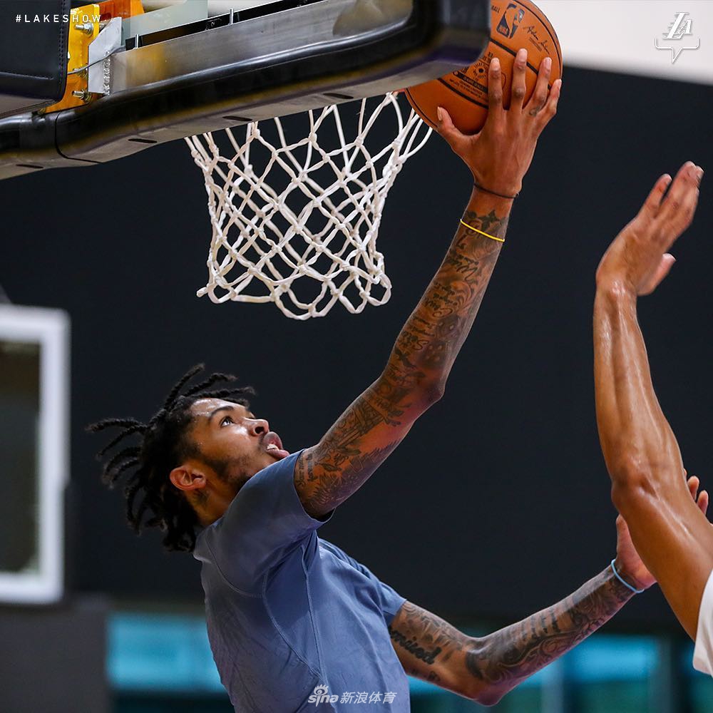 英格拉姆回头望月