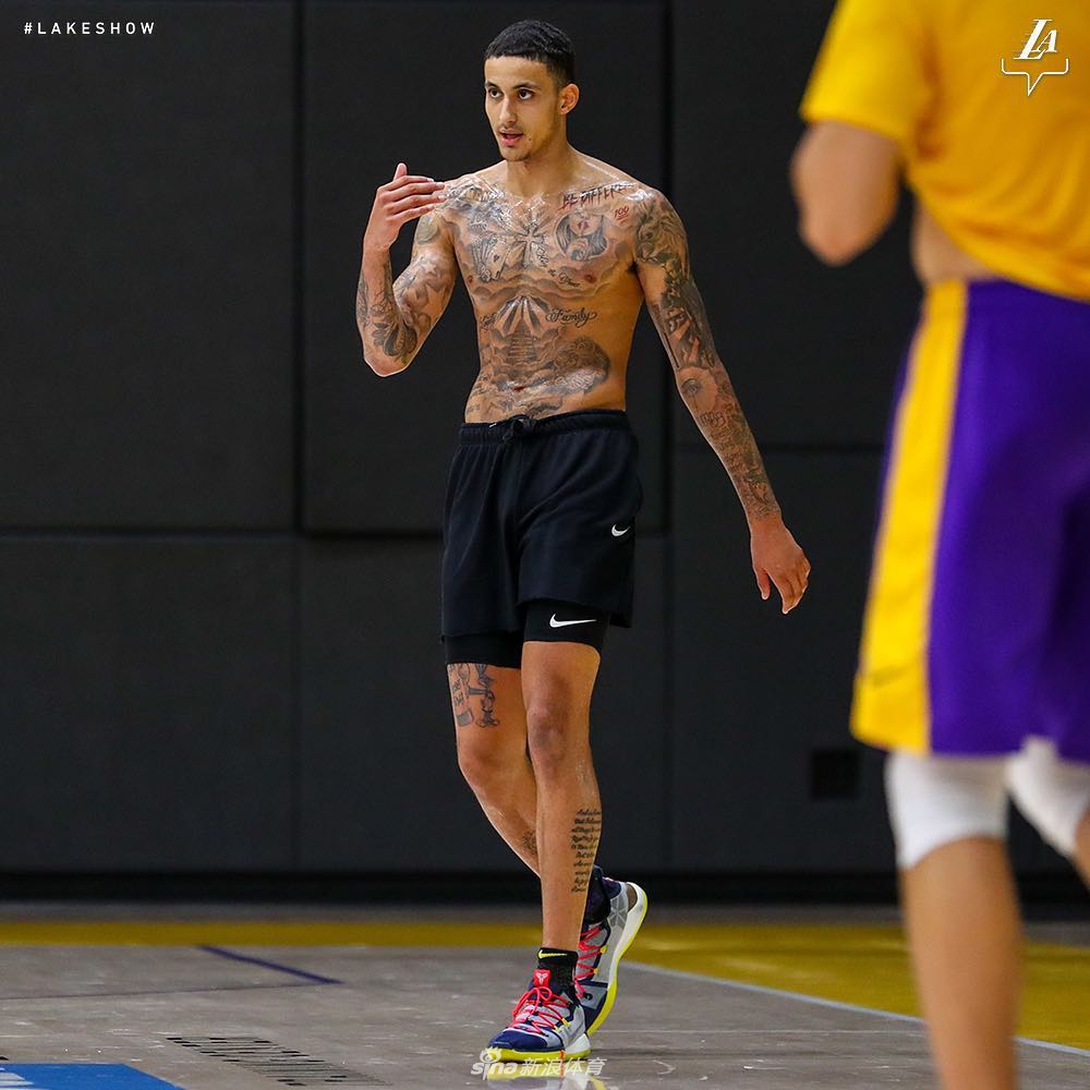 库兹马光膀子秀肌肉