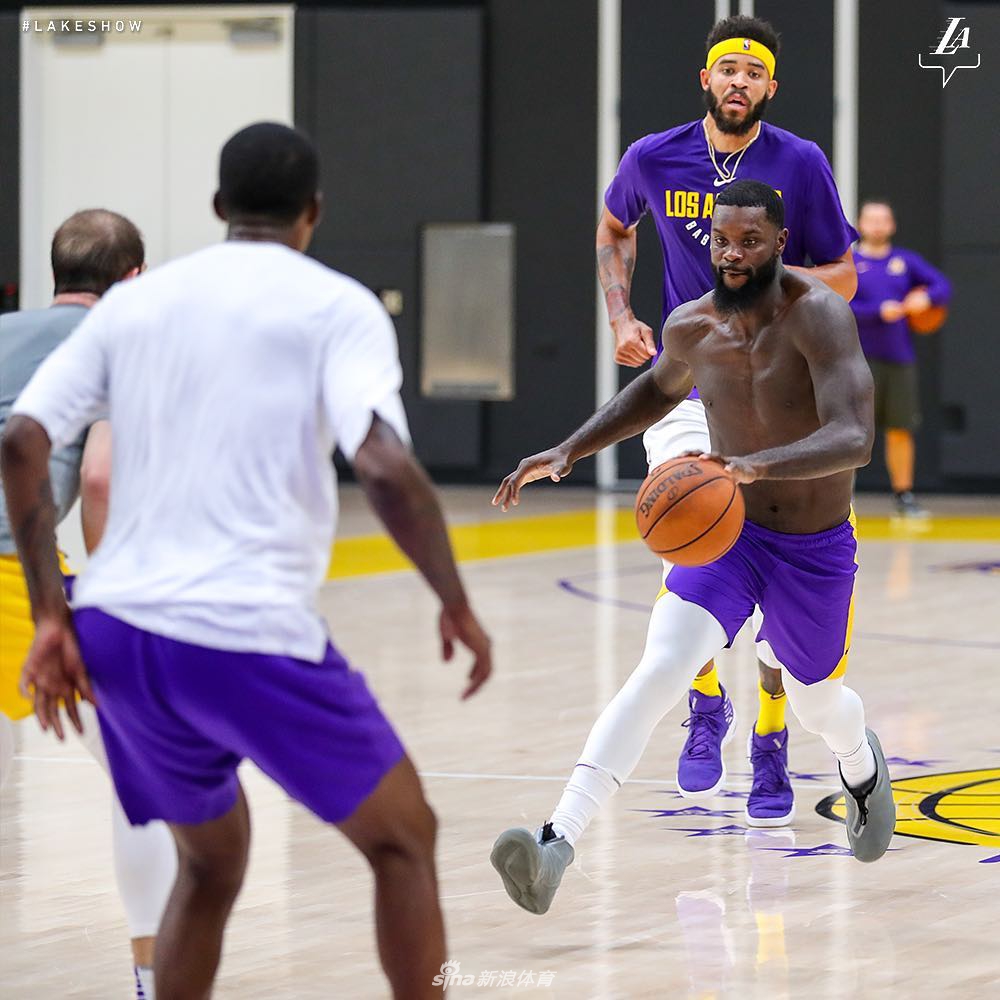 史蒂芬森光膀子上场