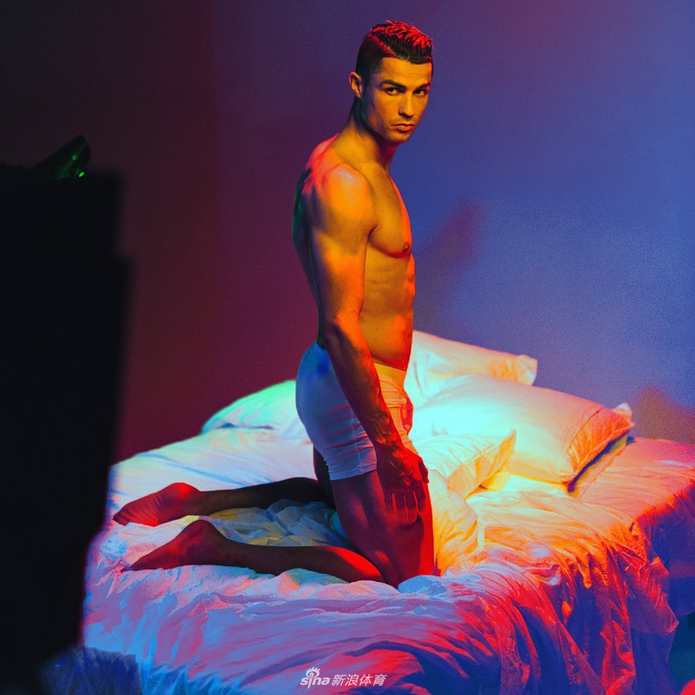 C罗半裸内裤写真大片！总裁肌肉逆天