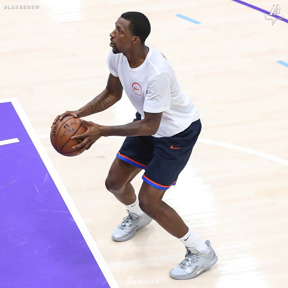 湖人发布队内训练写真 詹姆斯库兹马半裸上阵 老詹又秀霸气纹身