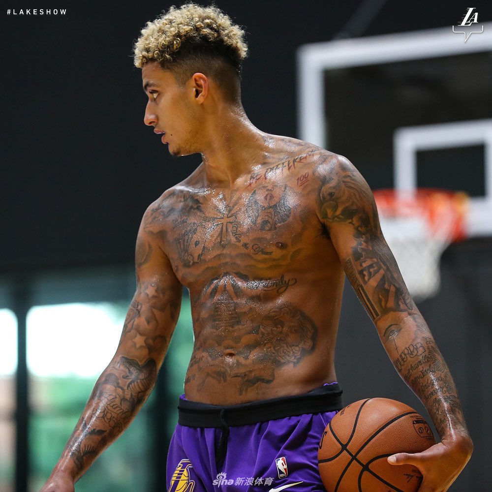 湖人发布队内训练写真 詹姆斯库兹马半裸上阵 老詹又秀霸气纹身