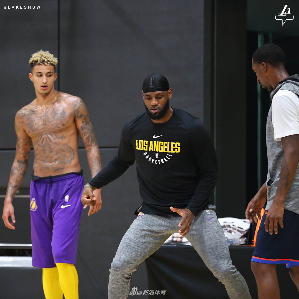 湖人发布队内训练写真 詹姆斯库兹马半裸上阵 老詹又秀霸气纹身